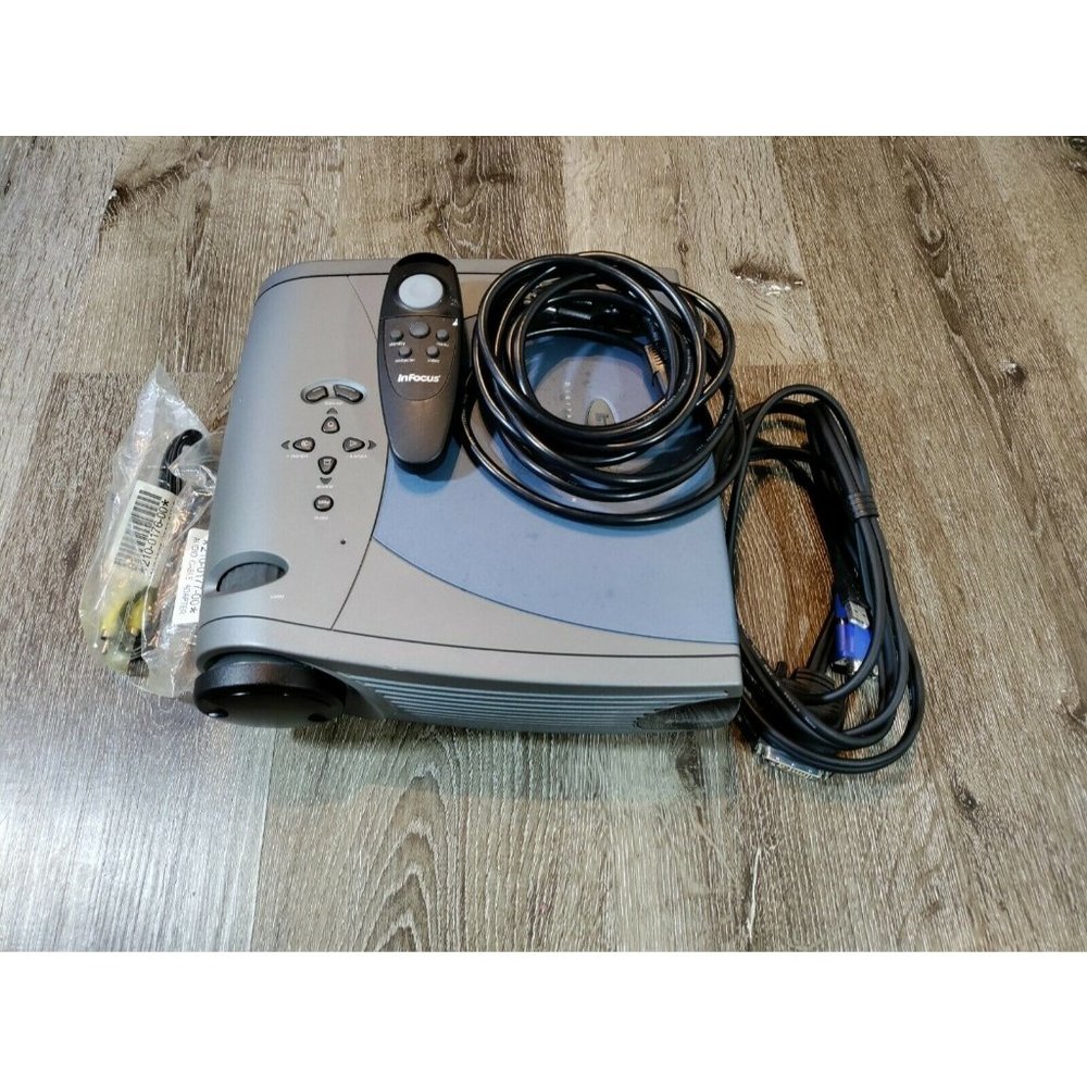 Infocus LP340 DLP Projector TV 1884 With Remote Carry Case